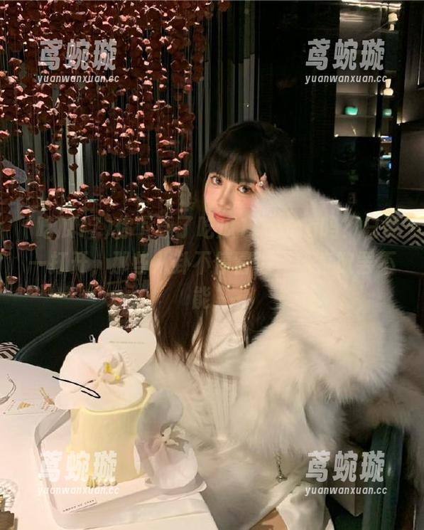 你下载了吃瓜17cgcg吗？只要一打开，那些八卦不停冒泡，简直欲罢不能～